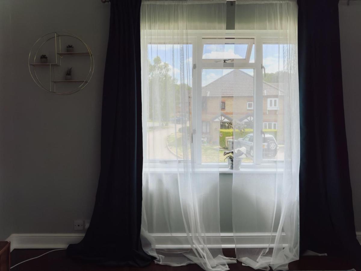 Beautiful Apartment In Guildford With Parking Send Exterior photo