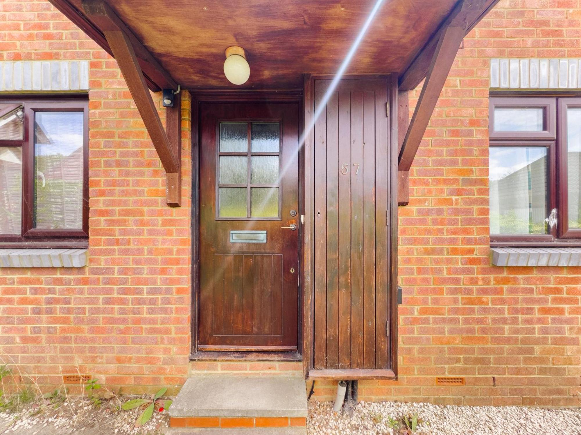 Beautiful Apartment In Guildford With Parking Send Exterior photo